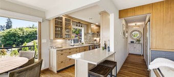 Luxury Waterfront Home walk to Downtown Gig Harbor