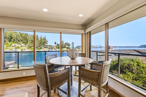 Luxury Waterfront Home walk to Downtown Gig Harbor