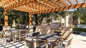 Outdoor dining - Landing | Spectacular 2BD, Gym (Lewisville)