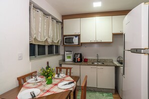 Private kitchen - Fully equipped apartment in the historic center of Florianópolis - 2 bedrooms, sleeps 5, air conditioning, Wi-Fi (Florianópolis)