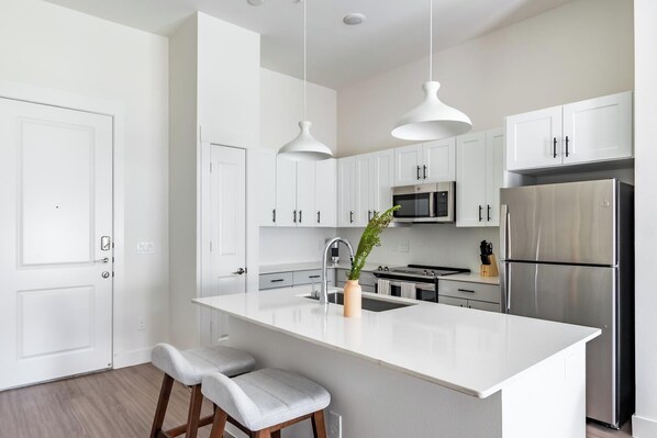 Fridge, dining tables - Landing | Spectacular 1BD, Rooftop Lounge, Gym (Frisco)