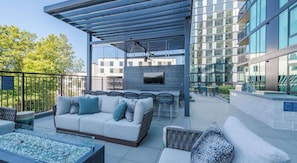 Outdoor dining - Landing | Spectacular 1BD in Caraleigh (Raleigh)