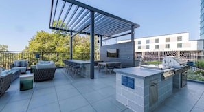 Outdoor dining - Landing | Spectacular 1BD in Caraleigh (Raleigh)