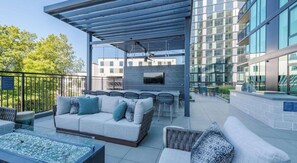 Outdoor dining - Landing | Spectacular 1BD in Caraleigh (Raleigh)