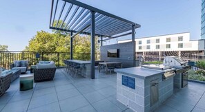Outdoor dining - Landing | Spectacular 1BD in Caraleigh (Raleigh)