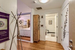 1 bedroom, desk, iron/ironing board, free WiFi - Portland Waterfront Condo w/ Views of Mt. St. Helens (Portland)