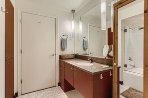Haartrockner, Handtücher, Seife, Toilettenpapier