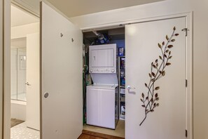 Interior - Portland Waterfront Condo w/ Views of Mt. St. Helens (Portland)