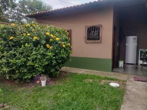 Property grounds - Comfortable suite in Saquarema, just steps from Itaúna Beach. (Saquarema)