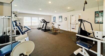 Cozy 1-bedroom Pet Friendly Condo in Manistee. Pool, Hot tub, 5 min to Beach!