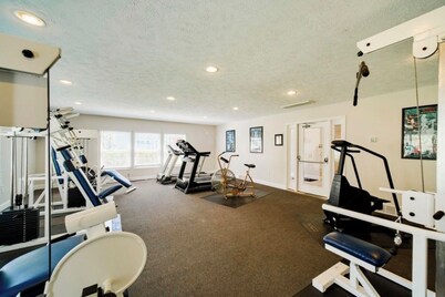 Cozy 1-bedroom Pet Friendly Condo in Manistee.   Pool, Hot tub, 5 min to Beach!