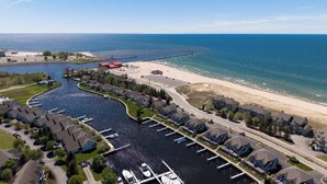 Marina - Cozy 1-bedroom Pet Friendly Condo in Manistee.   Pool, Hot tub, 5 min to Beach! (Manistee)
