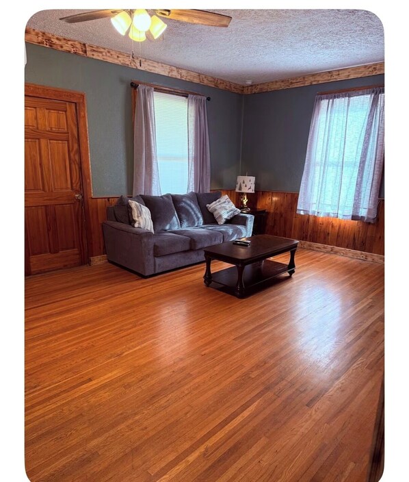 Living area - Wonderful 2-bedroom apartment with AC in charming Rainelle (Rainelle)