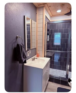 Een douche, een haardroger, toiletpapier