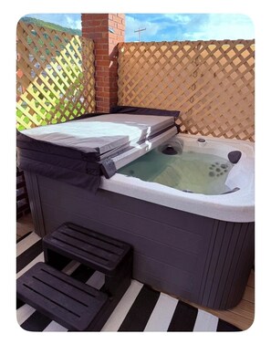 Outdoor spa tub - Wonderful 2-bedroom apartment with AC in charming Rainelle (Rainelle)