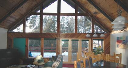 Delightful 3-bedroom Home on the Meadow chalet in South Lake Tahoe welcomes you
