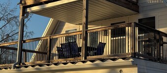 Perfect 1-Loft cabin on Lake Melton, close to UT