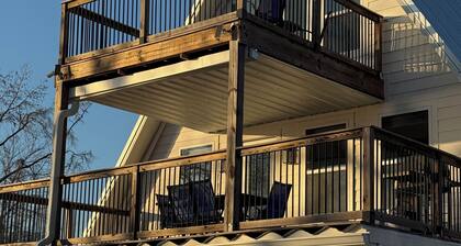Perfect 1-Loft cabin on Lake Melton, close to UT