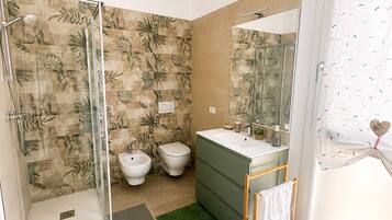 Shower, hair dryer, bidet, towels