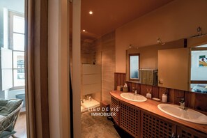 Shower, hair dryer, towels, soap - Vrbo Property (Bordeaux)