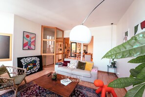 Living area - Vrbo Property (Bordeaux)
