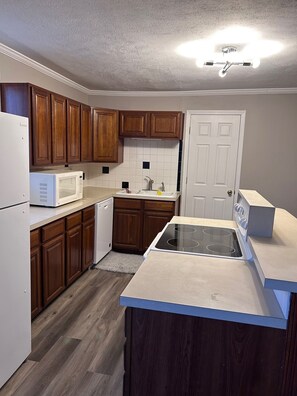 Private kitchen - Sleeps 12 • King Bed • Near Zoo, Dundee & Blackstone (Omaha)