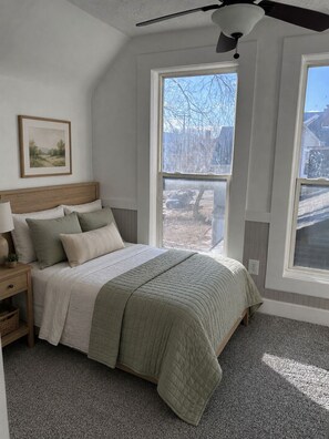 Internet, bed sheets - Sleeps 12 • King Bed • Near Zoo, Dundee & Blackstone (Omaha)