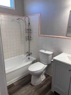 Shower, hair dryer, towels, soap - Sleeps 12 • King Bed • Near Zoo, Dundee & Blackstone (Omaha)