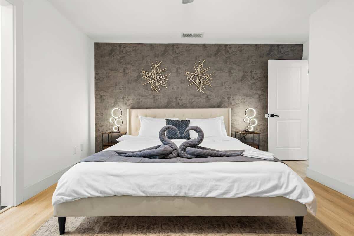 4 bedrooms, desk, iron/ironing board, travel crib