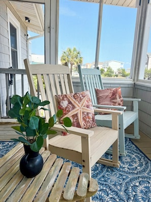 Terrace/patio - Charming Classic Cottage on canal Holden Beach (Holden Beach)