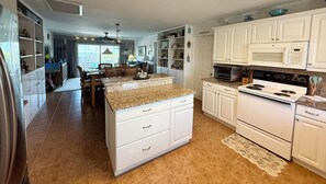 Private kitchen - Charming Classic Cottage on canal Holden Beach (Holden Beach)