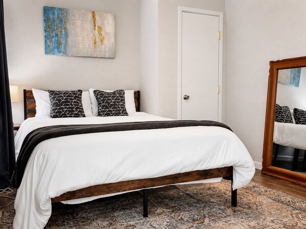 Iron/ironing board, Internet, bed sheets - Cozy 2-bedroom house in tranquil Redding with AC (Redding)