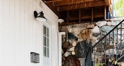 Cozy 2-bedroom house in tranquil Redding with AC