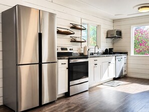 Private kitchen - Cozy 2-bedroom house in tranquil Redding with AC (Redding)