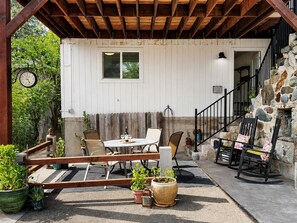 Outdoor dining - Cozy 2-bedroom house in tranquil Redding with AC (Redding)