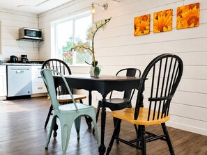 Dining - Cozy 2-bedroom house in tranquil Redding with AC (Redding)