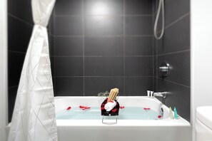 Haartrockner, Handtücher, Seife, Toilettenpapier