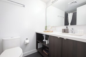 Hair dryer, towels, soap, toilet paper - Luxury Yorkville condo steps, dining, shopping & transit. (Toronto)