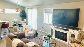 A living room with a TV, fireplace, sofa, and dining area. - Charming 3-bedroom house with AC in Selah perfect for relaxing, small pets ok (Selah)