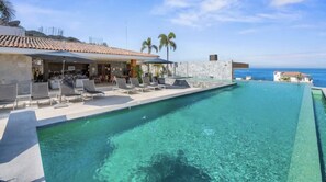 Een buitenzwembad