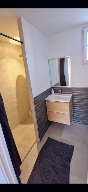Haartrockner, Handtücher, Toilettenpapier