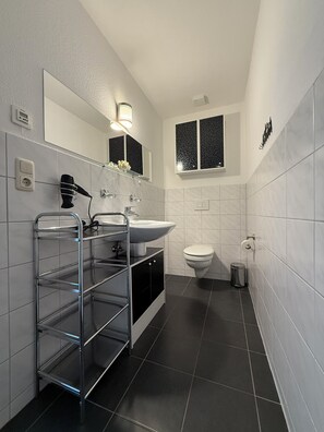 Serviettes fournies, papier toilette