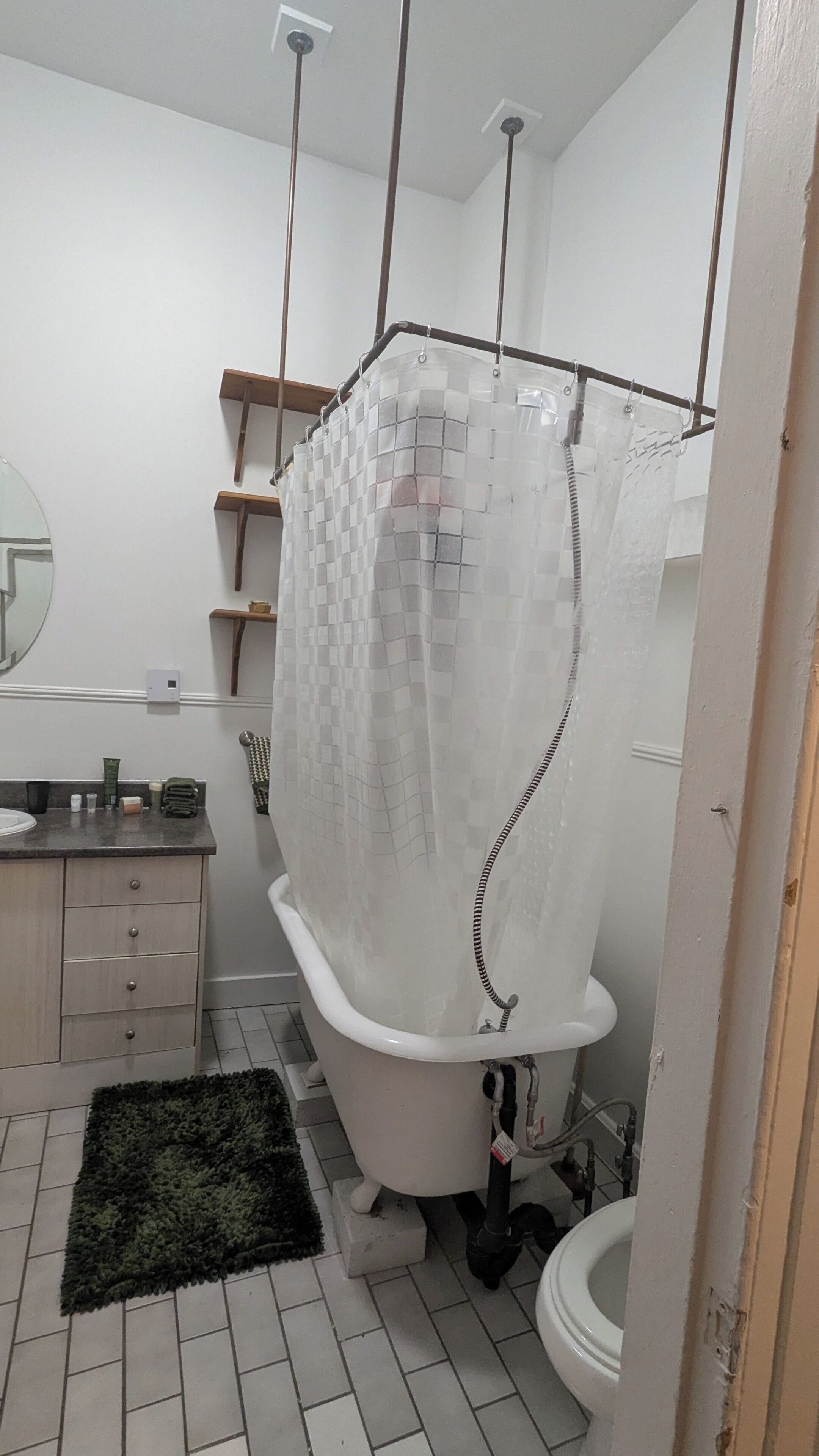 ヘアドライヤー、タオル、石鹸、トイレットペーパー