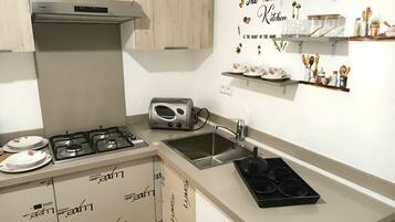 Frigorifero, forno, piano cottura, pentole/stoviglie/utensili