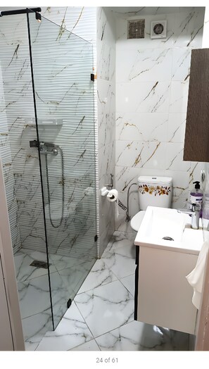 Douche, serviettes fournies, savon, papier toilette