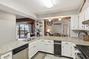 Réfrigérateur, micro-ondes, plaque de cuisson, lave-vaisselle