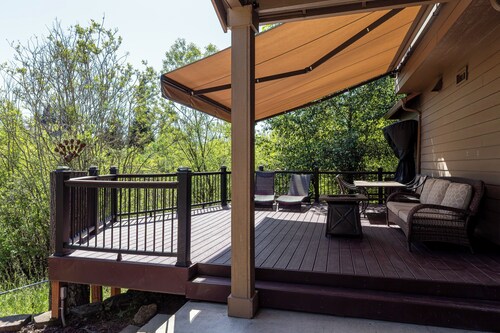 Spacious 3-bedroom house in Tranquil area with hotub, large deck, and gym