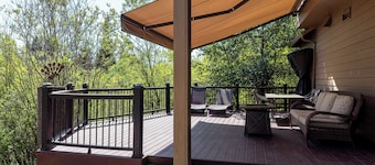 Spacious 3-bedroom house in Tranquil area with hotub, large deck, and gym