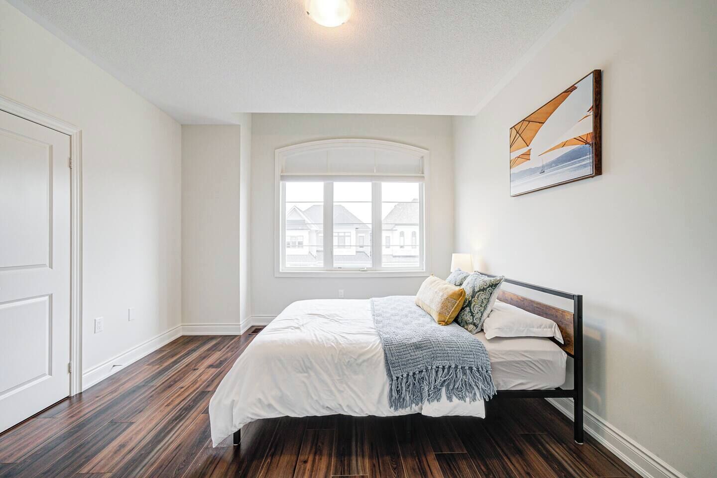 Desk, iron/ironing board, WiFi, bed sheets