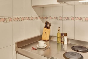 Wasserkocher mit Kaffee-/Teezubehör, Kühlschrank, Mikrowelle, Herdplatte